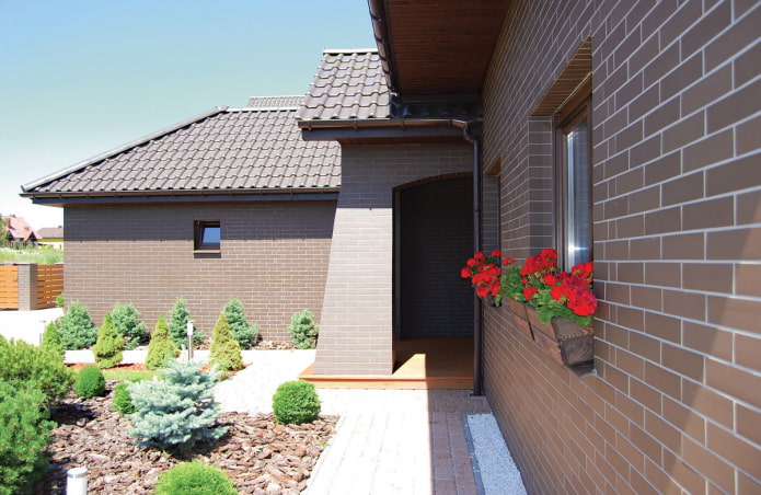 facciata della casa con rivestimento in piastrelle di clinker