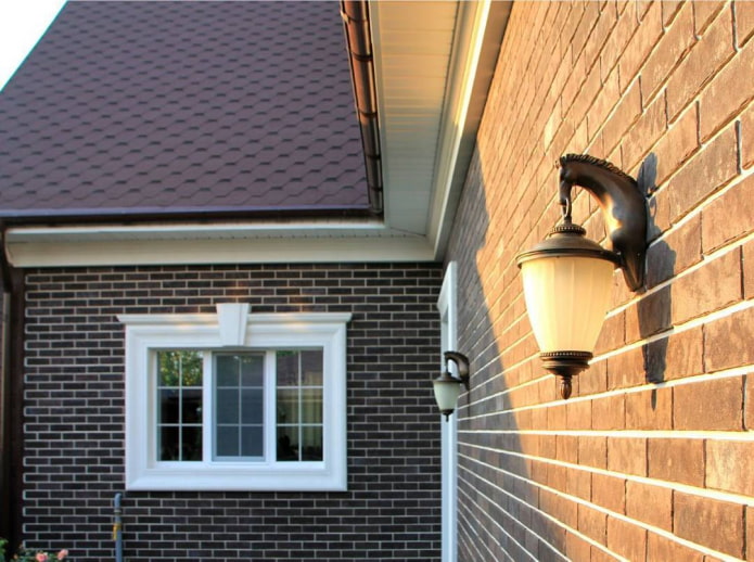 facciata della casa con rivestimento in piastrelle di clinker