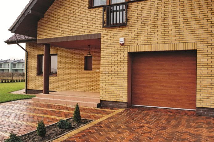 facciata della casa con rivestimento in piastrelle di clinker