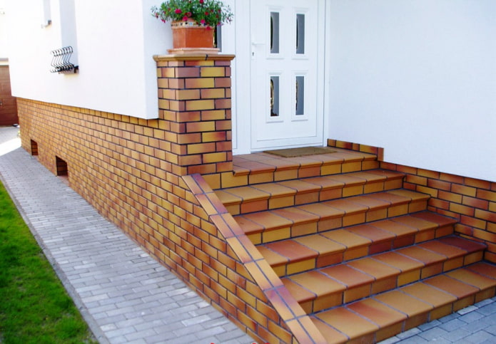 veranda con rivestimento in piastrelle di clinker