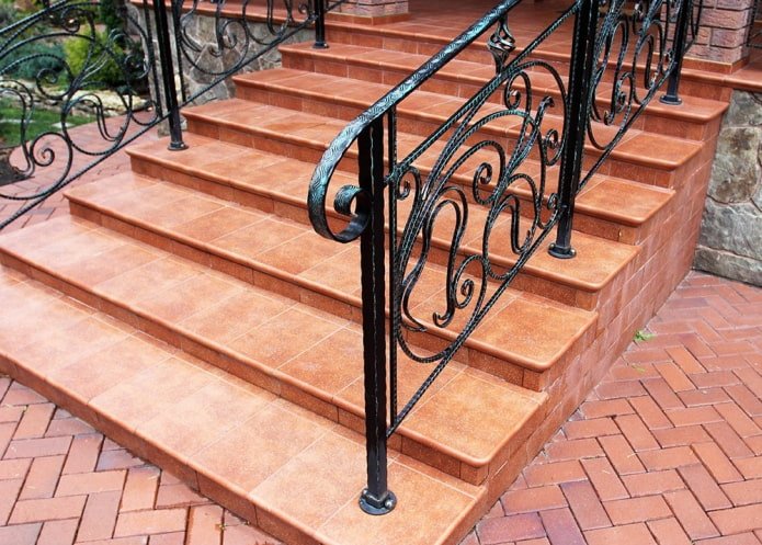 veranda con rivestimento in piastrelle di clinker
