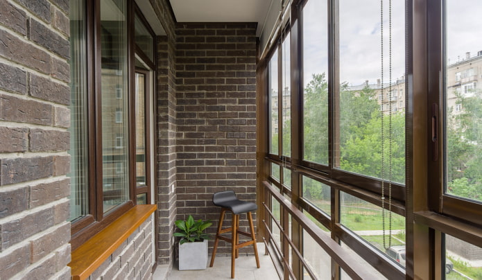 balcone con rivestimento in piastrelle di clinker