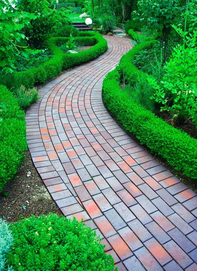vialetto con rivestimento in piastrelle di clinker