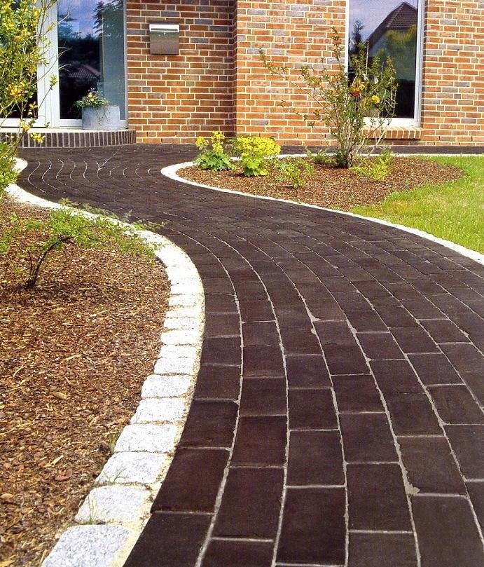 percorso con rivestimento in piastrelle di clinker