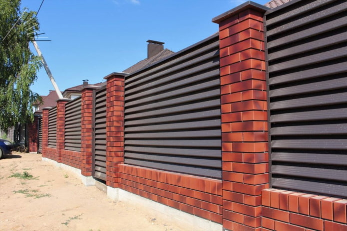 recinzione con rivestimento in piastrelle di clinker
