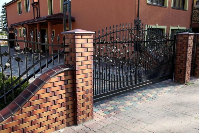recinzione con rivestimento in piastrelle di clinker