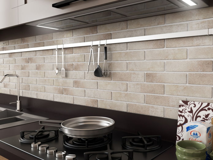 grembiule da cucina con rivestimento in piastrelle di clinker