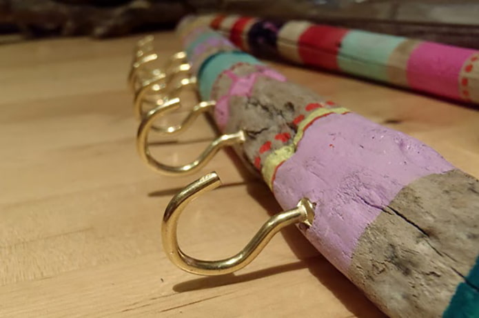 Ganci inseriti in un ramo