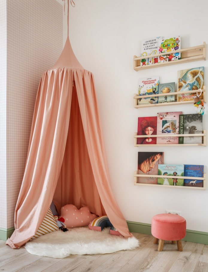 librerie all'interno della cameretta di un bambino