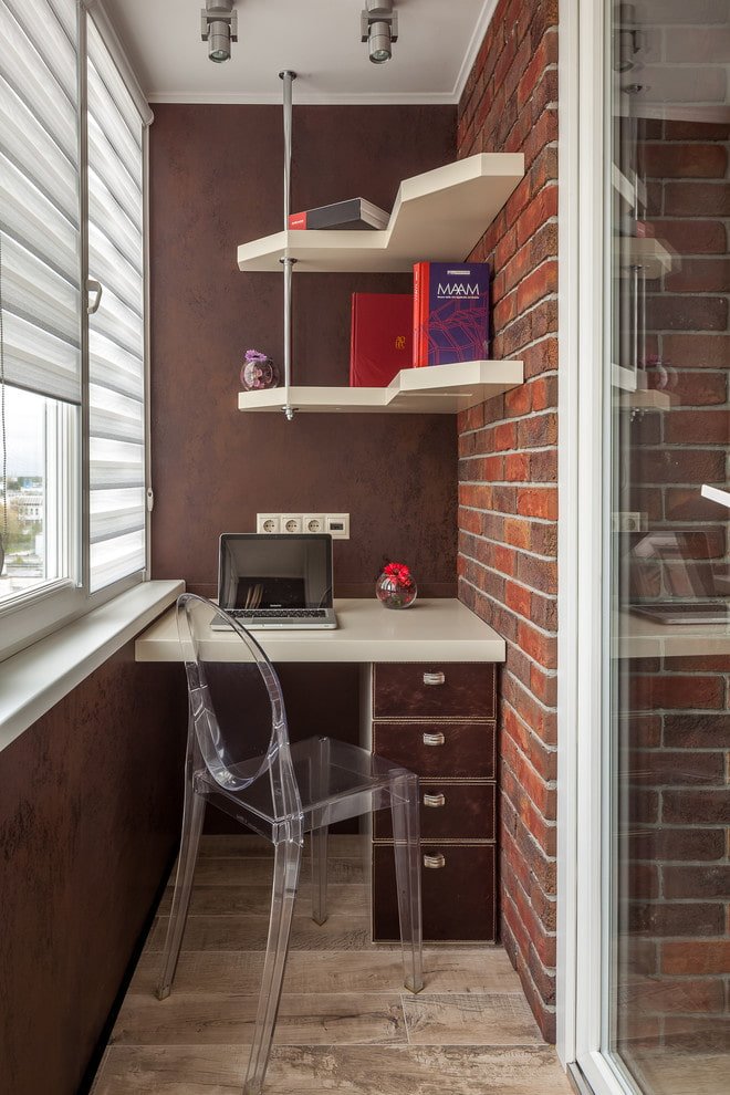 scaffali per libri all'interno del balcone