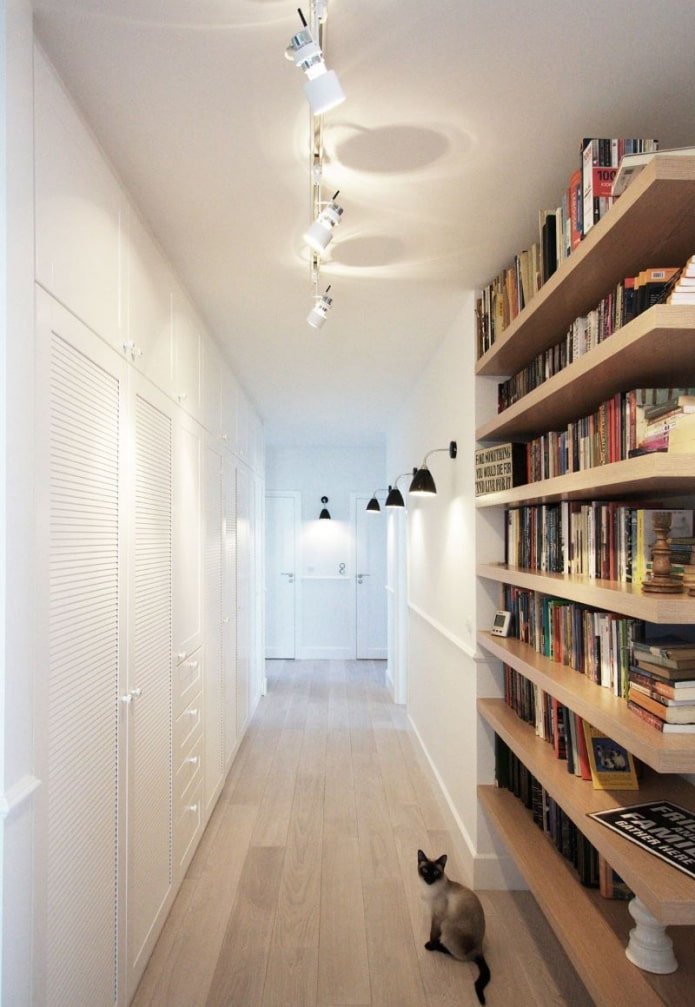 librerie all'interno del corridoio