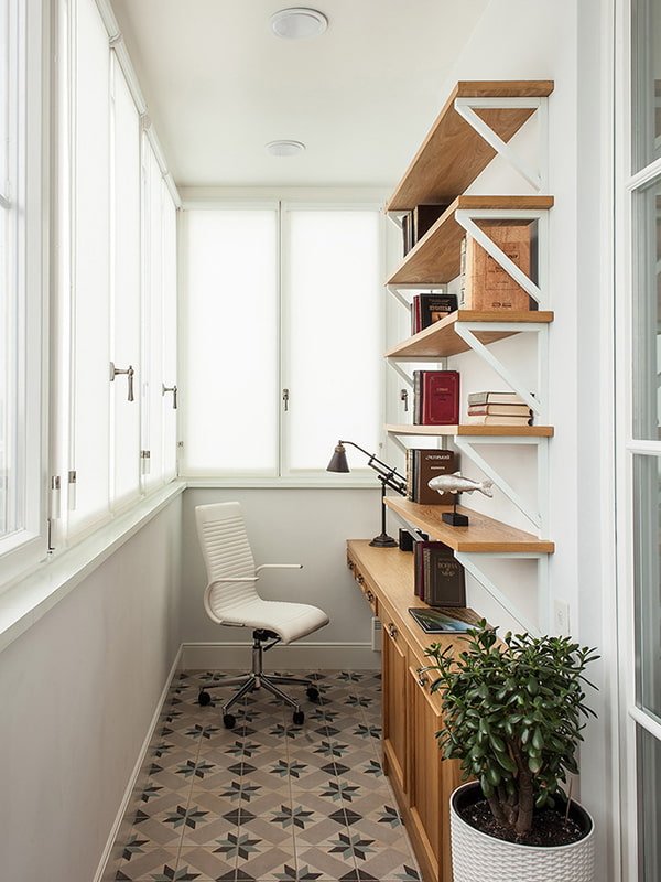 scaffali per libri all'interno del balcone