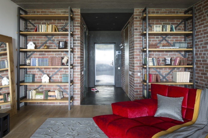 librerie in un interno in stile loft