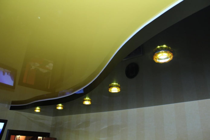 struttura del soffitto teso nero e giallo
