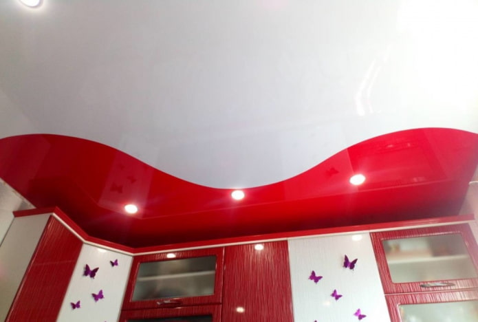 struttura del soffitto teso di colore rosso e bianco