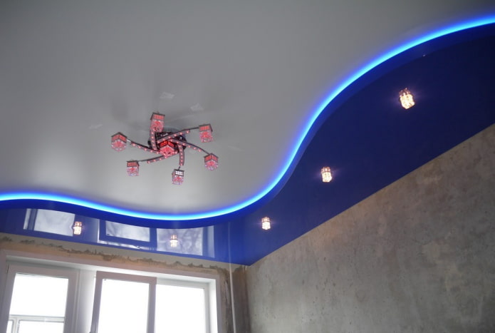 struttura del soffitto teso con retroilluminazione