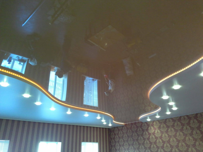 struttura del soffitto teso con retroilluminazione