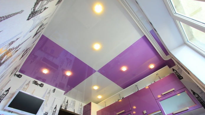 soffitto teso con una combinazione di colori bianco e viola