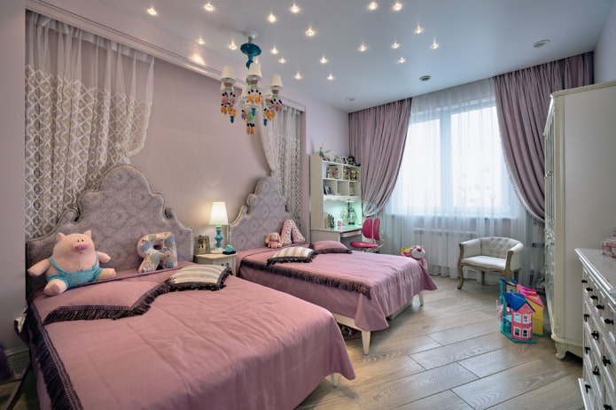 illuminazione all'interno di una camera da letto per due ragazze