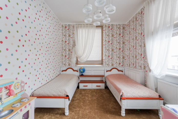 disposizione della camera da letto con due finestre per due ragazze