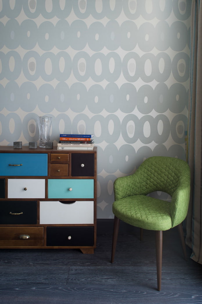 cassettiera con cassetti multicolori