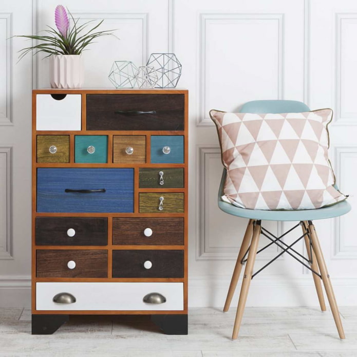 Cassettiera con maniglie diverse