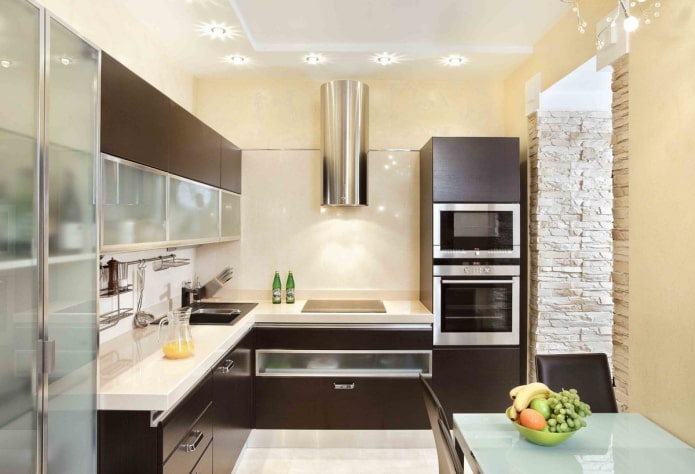 interno della cucina nei toni del beige e del marrone