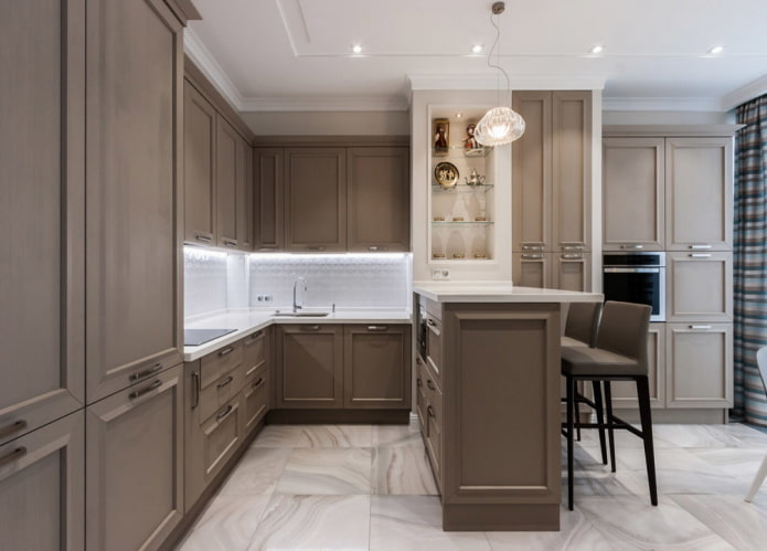 interno della cucina nei toni del bianco e del marrone