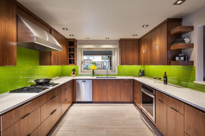 interno della cucina nei toni del verde e del marrone