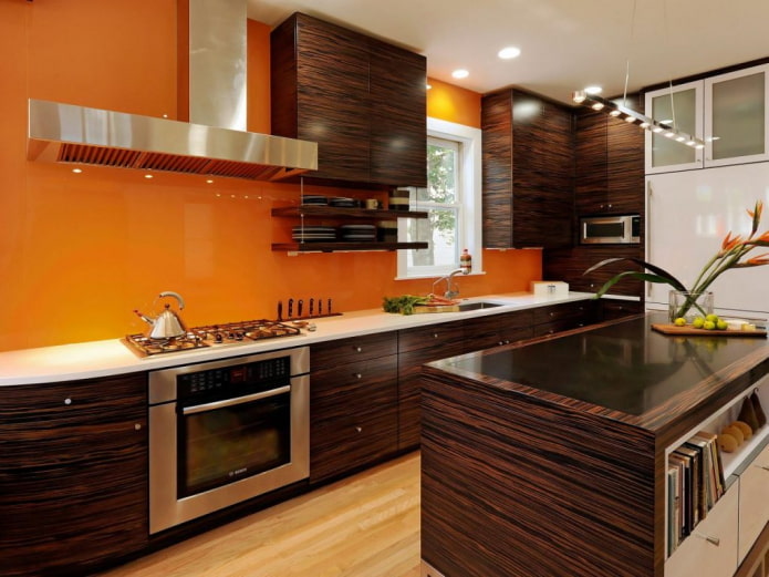 interno cucina marrone con accenti luminosi