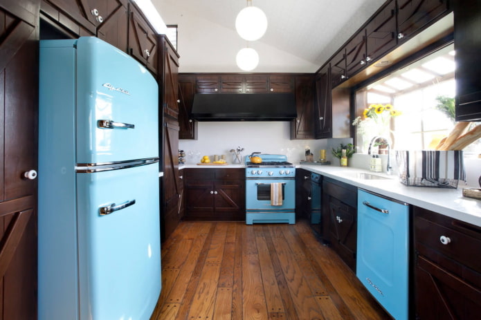 interno cucina marrone con accenti luminosi