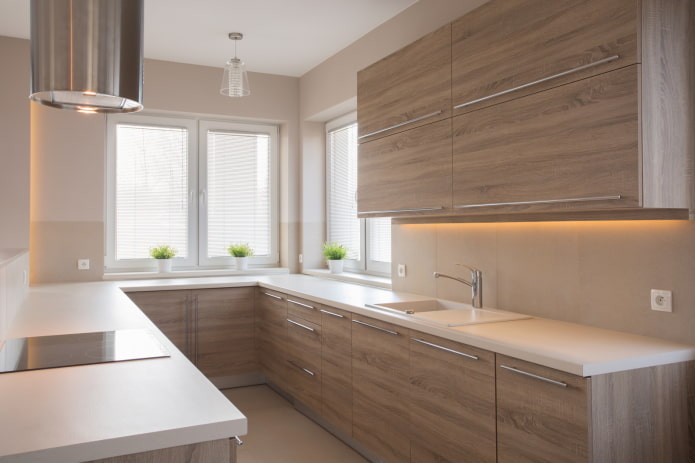 interno della cucina nei toni del marrone chiaro