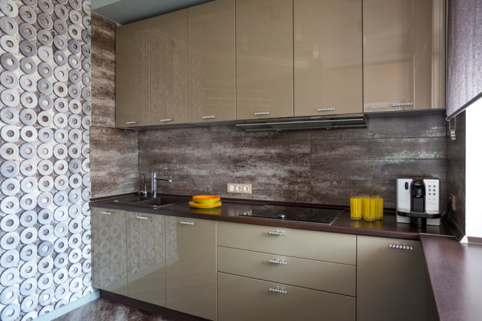 interno della cucina nei toni del marrone chiaro