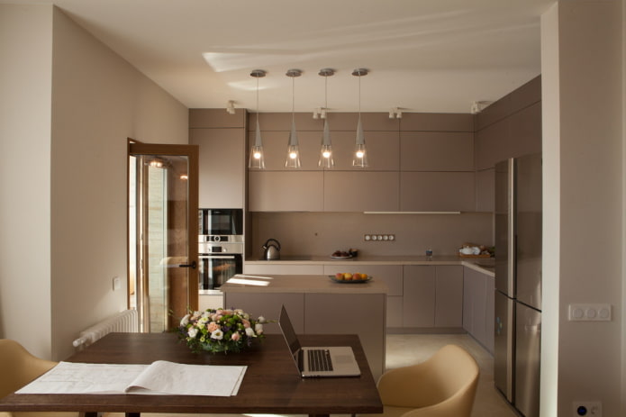 interno della cucina nei toni del marrone chiaro