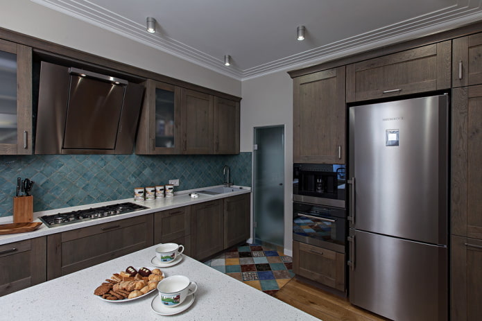 interno della cucina nei toni del marrone scuro