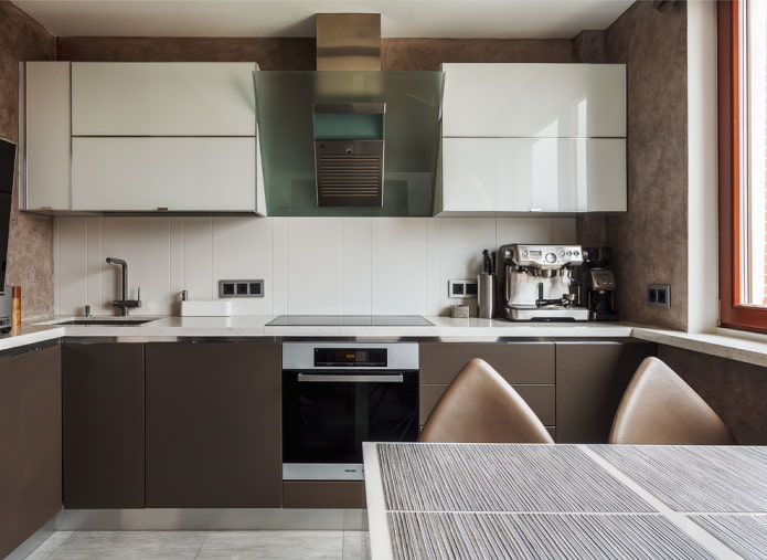 mobili ed elettrodomestici nell'interno della cucina nei toni del marrone