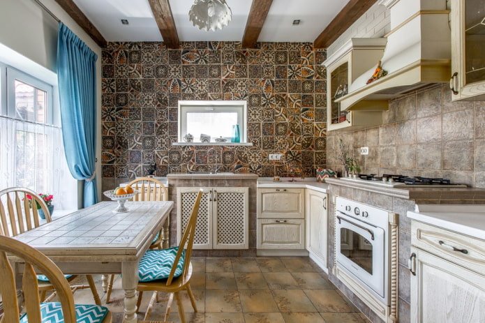 finitura della cucina nei toni del marrone