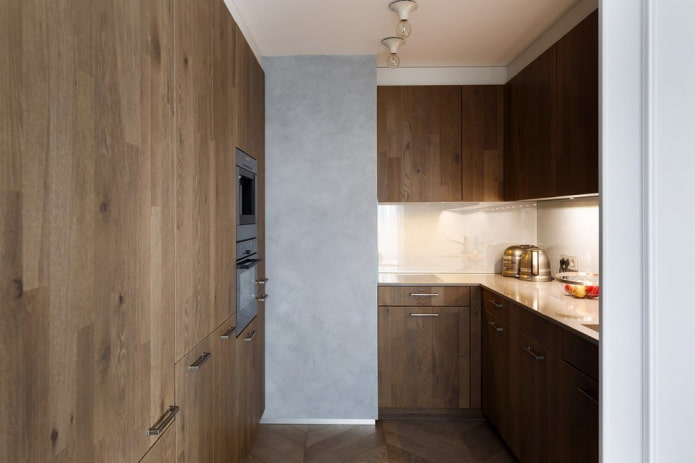 interno della cucina nei toni del marrone scuro