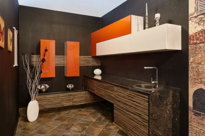interno cucina marrone con accenti luminosi