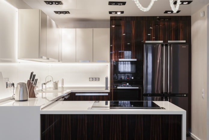 cucina nei toni del marrone in stile hi-tech