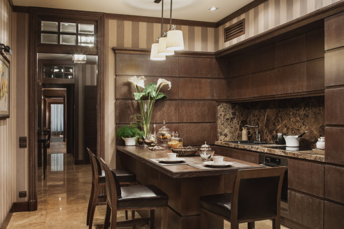interno della cucina nei toni del marrone scuro
