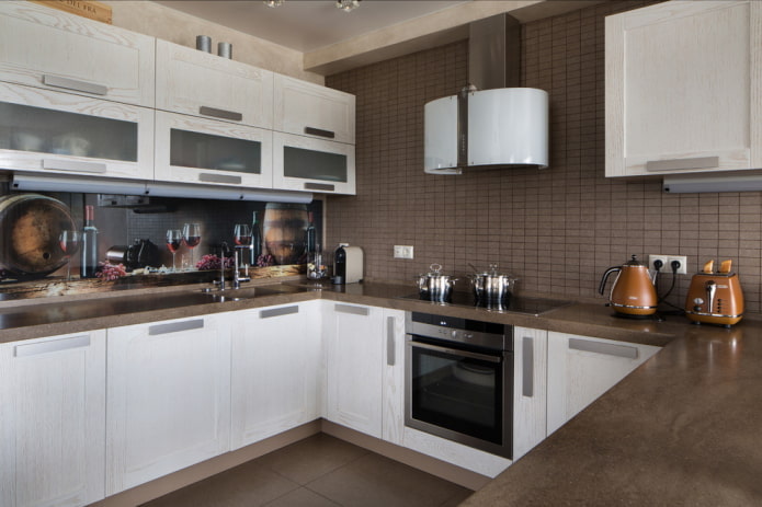 interno della cucina nei toni del bianco e del marrone