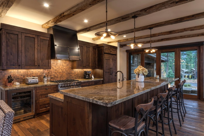 cucina nei toni del marrone in stile chalet