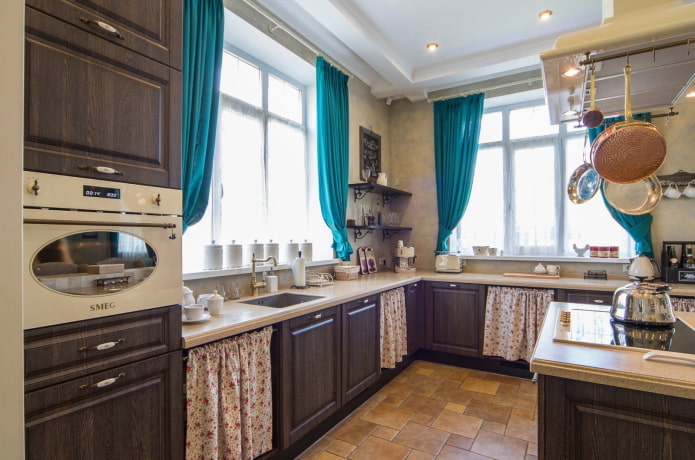 tende per l'interno della cucina nei toni del marrone
