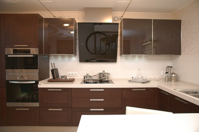 interno della cucina nei toni del marrone scuro