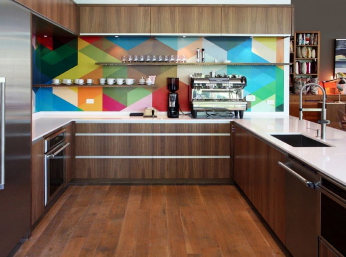 interno cucina marrone con accenti luminosi