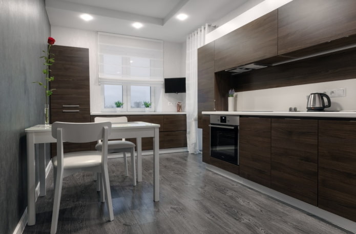 interno della cucina nei toni del bianco e del marrone