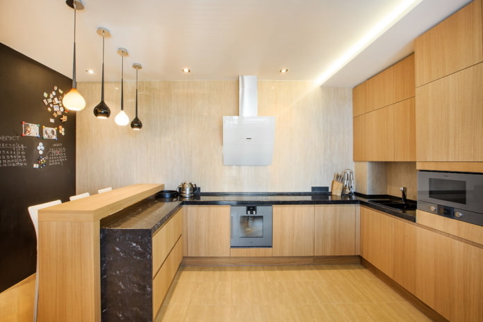 interno della cucina nei toni del marrone chiaro