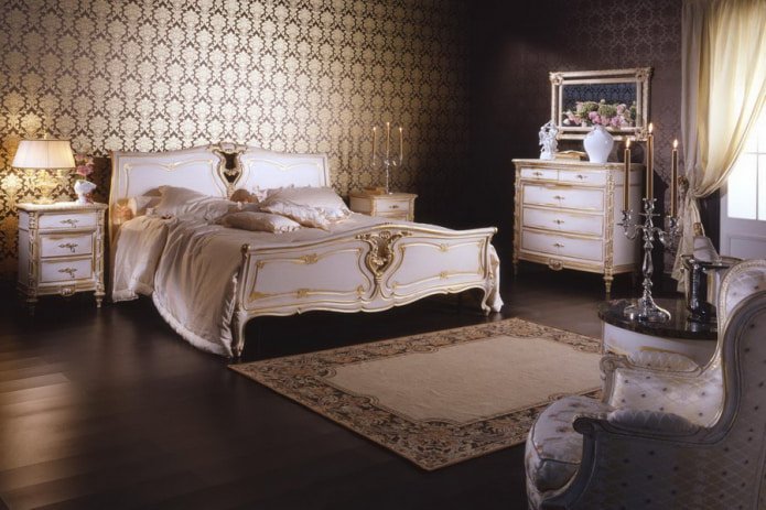 combinazione di carta da parati marrone e oro con pavimento scuro