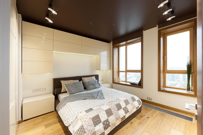 soffitto teso satinato marrone in camera da letto